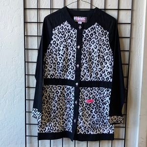 Koi scrub jacket - leopard spots - S